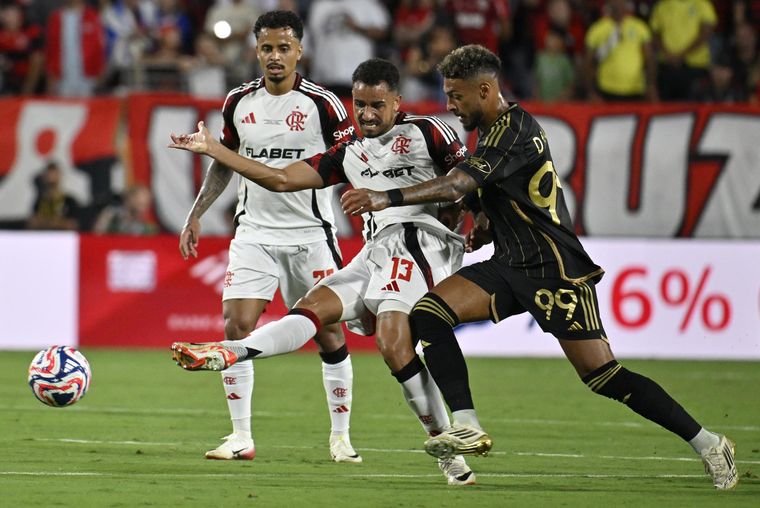 Flamengo y Los Angeles FC se enfrentaron en el Camping World Stadium de Orlando. Flamengo y Los Angeles FC se enfrentaron en el Camping World Stadium de Orlando.