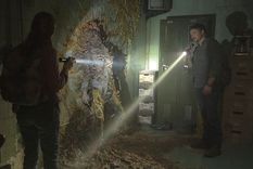 Una escena del drama televisivo postapocalíptico de HBO The Last of Us que muestra un cuerpo consumido por hongos Cordyceps Foto: HBO/WARNER MEDIA/LIANE HENTSCHER