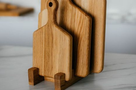 La sal gruesa, el limón y el bicarbonato funcionan como aliados para la limpieza de tablas de cocina. Foto: Archivo La sal gruesa, el limón y el bicarbonato funcionan como aliados para la limpieza de tablas de cocina. Foto: Archivo