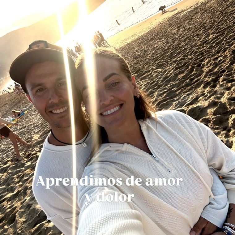 La pareja se encuentra en un momento de pura felicidad y amor. La pareja se encuentra en un momento de pura felicidad y amor.