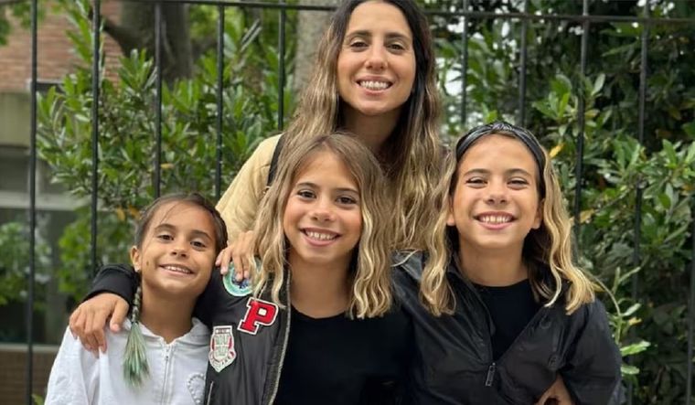 Cinthia Fernández Cinthia Fernández junto a sus hijas