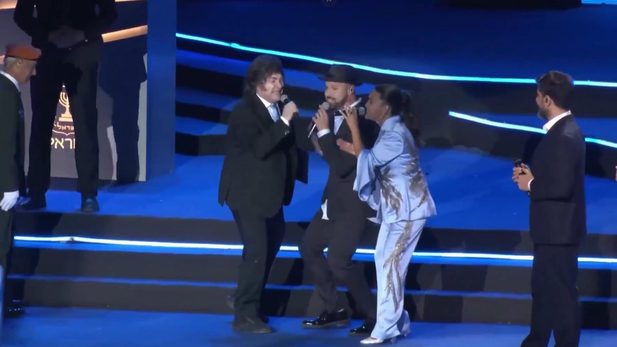 En pleno conflicto en Medio Oriente, Javier Milei cantó 