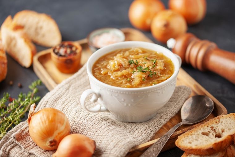 Esta receta nació como una comida económica en la Edad Media, hecha con pan viejo y cebollas caramelizadas. Esta receta nació como una comida económica en la Edad Media, hecha con pan viejo y cebollas caramelizadas.