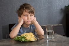 Es fundamental que los niños no coman en soledad o con las pantallas en frente. Foto: shutterstock