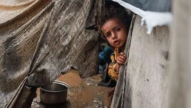 Las lluvias torrenciales de las últimas semanas y la llegada del frío han complicado aún más la vida de los palestinos en Gaza.