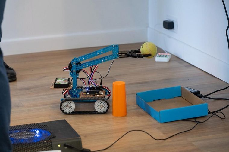 Godoy Cruz lanzó el primer aula móvil tecnológica de la provincia. Godoy Cruz lanzó el primer aula móvil tecnológica de la provincia.