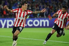 Tiago Palacios festeja el primer tanto de Estudiantes, que lo liquidó en una ráfaga. Foto: FotoBaires