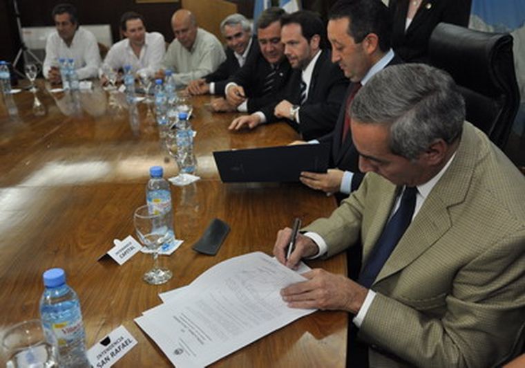 Fayad, la vez que se sentó junto a su referente. Foto: Pachy Reynoso / MDZ