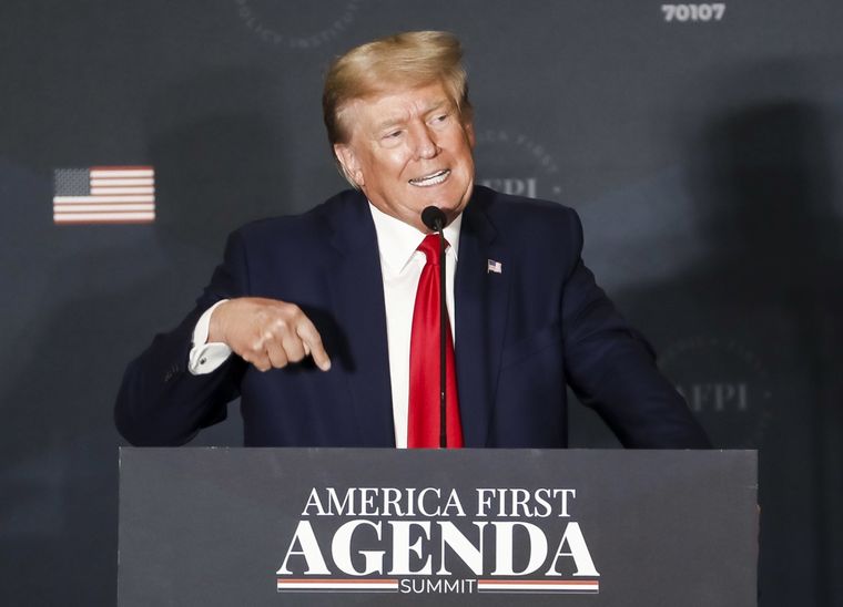 Donald Trump tiene advertidos a grandes medios de comunicación de Estados Unidos. Foto EFE