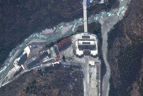 Una imagen satelital muestra el área alrededor de la frontera entre Nepal y China antes de que las devastadoras inundaciones arrasaran edificios y vehículos.