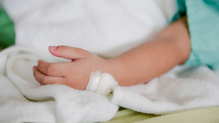 El bebé murió luego de estar un año internado por las lesiones del abuso y la golpiza