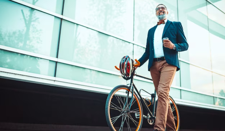 Andar en bicicleta reducen los problemas de salud física y mental. Foto: Freepik