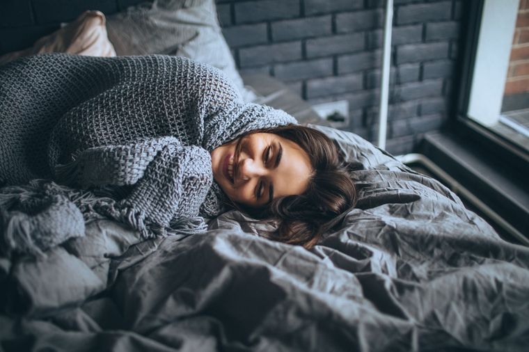 Una manta pesada puede ayudarnos a aliviar el insomnio Foto: iStock
