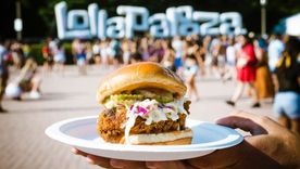 Miles de jóvenes cargan sus pulseras para evitar las filas en las horas pico del festival. / Instagram @lollapaloozaar Miles de jóvenes cargan sus pulseras para evitar las filas en las horas pico del festival. / Instagram @lollapaloozaar
