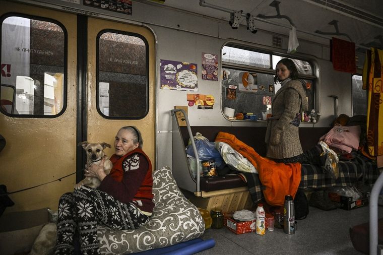 Los sobrevivientes se refugian como pueden. Foto: Télam