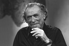 Charles Bukowski fue un escritor de relatos y novelas del siglo XX. Foto: IMDb - imdb.com