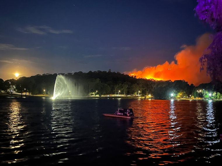 Bomberos voluntarios trabajan intensamente para controlar las llamas. Foto: X