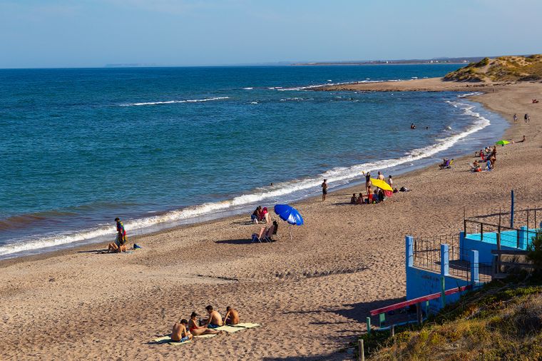 Con marea baja, la playa se ensancha y aparecen piletones naturales de agua cálida junto a los acantilados.