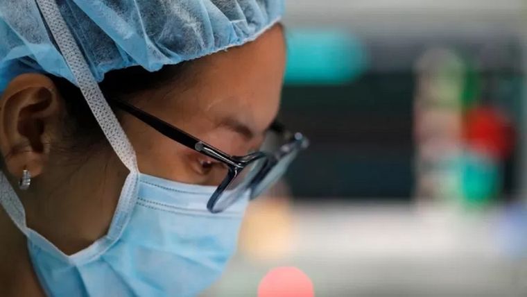 Las mujeres tienen un 32% más de probabilidades de morir cuando son operadas por cirujanos hombres en comparación con cirujanas mujeres, según un estudio reciente. Foto: GETTY IMAGES