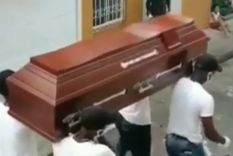 policias colombianos imitan el baile con ataud de los africanos