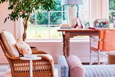 Expertos en diseño y decoración sostienen que el ratán además de introducir material natural a la vivienda, además proporciona relajación instantánea a una habitación. Foto: Annie Schlechter / Diseño de interiores: Summer Thornton