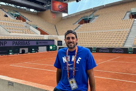 El coach argentino Bruno Stretti en la cancha Suzanne Lenglen, en el marco del Torneo Roland Garros 2024. El coach argentino Bruno Stretti en la cancha Suzanne Lenglen, en el marco del Torneo Roland Garros 2024.
