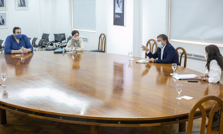 Antes de hacer los anuncios, Suarez se reunió con expertos.