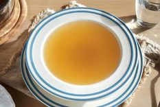 Un exquisito caldo, super fácil de preparar como entrada para cualquier cena