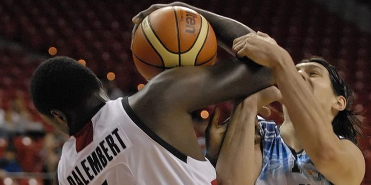 El equipo nacional fue demasiado para los canadienses y ahora va por Brasil. Foto: efe