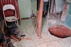 El hoyo en la humilde cocina del jubilado de Brasil. Foto: Brasil/ CorpodeBombeiros. El hoyo en la humilde cocina del jubilado de Brasil. Foto: Brasil/ CorpodeBombeiros.