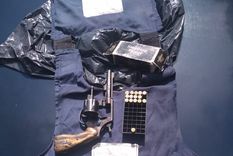 El arma y los chalecos secuestrados.