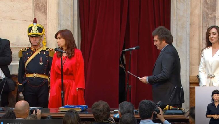Qué denotan las manos en los bolsillos de Cristina. Foto: Captura de TV