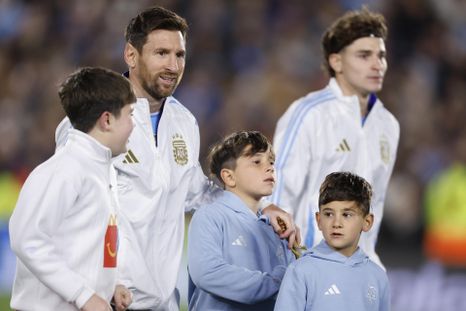 Messi salió al campo de juego del Monumental junto a sus tres hijos Messi salió al campo de juego del Monumental junto a sus tres hijos