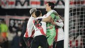 Todo River corre para abrazar a Santiago Beltrán, el héroe en los penales en la infartante clasificación ante San Lorenzo.