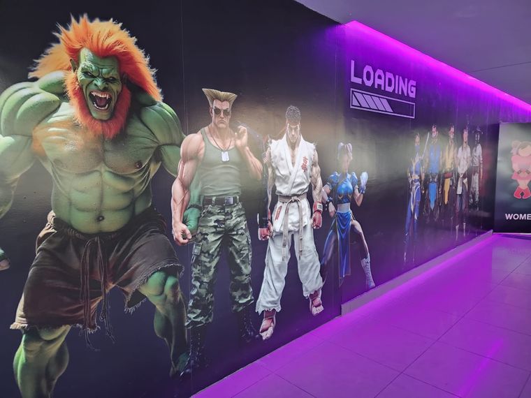 Bajo el icónico Puente Uruguay de Villa Carlos Paz, ya comenzó a funcionar oficialmente Loading, un bar temático ambientado en el universo gamer.