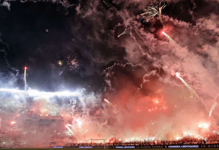 Fuegos artificiales y bengalas inundaron el estadio Monumental cuando salieron los equipos de River y Mineiro. Foto: FotoBaires