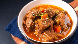 La receta de costillas en salsa roja cambia según el tipo de chile usado.