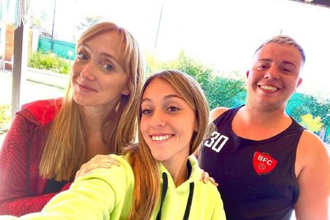 Anabel Fernández Sagasti junto al chico que murió