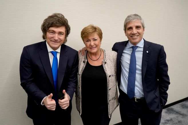 Javier Milei y Luis Caputo con Kristalina Georgieva, una relación aceitada pero en la que Argentina aún necesita incrementar el volumen de reservas en el Banco Central.&nbsp;