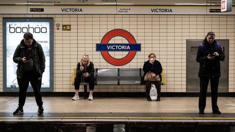 El gobierno instará a la población a usar el sentido común y seguir llevando mascarillas después del 19 de julio, pero no será obligarotio. Foto: GETTY IMAGES