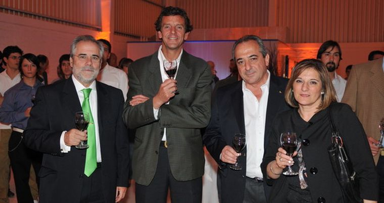 Fernando Torrontegui, Luis Steindl, Walter Bressia y Marita de Bressia brindando por los éxitos de la empresa. Foto: Gerardo Gómez / MDZ