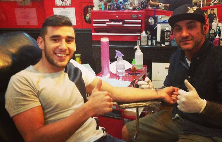 El Toto Salvio pasó por el tatuador para taparse la letra M que tenía en el dedo anular de su mano izquierda. Foto: Foto: archivo del Facebook de Lisboa Ink Tattoo & Piercing Shop