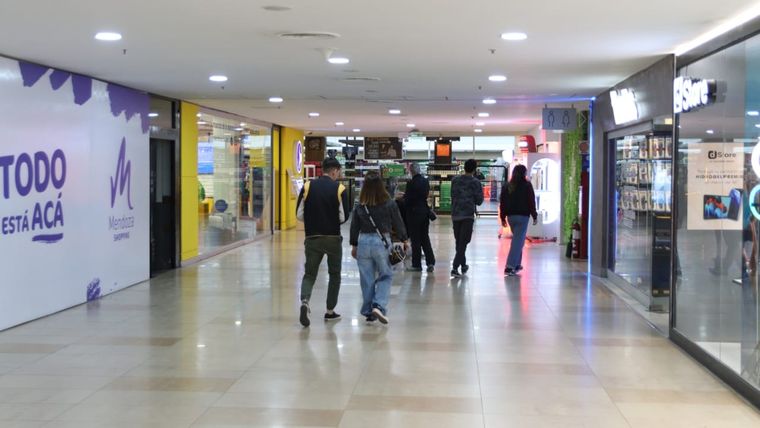 Escasa adhesión de los comerciantes al paro de la CGT Foto: Santiago Tagua/MDZ