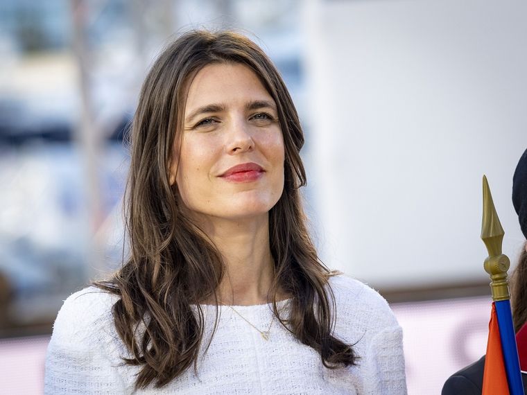Carlota Casiraghi parece siempre apostar a la sencillez porque así es ella quien lleva las prendas y no al revés. Foto: ELLE