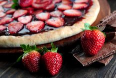 Receta de pizza dulce de chocolate y frutillas para compartir en casa. Receta de pizza dulce de chocolate y frutillas para compartir en casa.