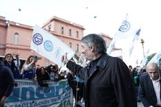 El diputado nacional Máximo Kirchner estuvo presente junto al candidato a presidente de Unión por la Patria, Sergio Massa, durante el acto realizado este lunes en la Plaza de Mayo