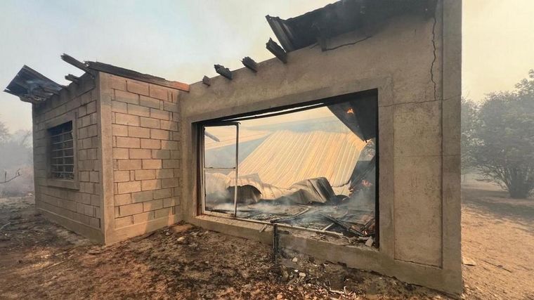 Se quemaron 16 casas por incendios y hay dos bomberos heridos por la tarea de sofocar las llamas en el valle de Punilla. Foto: Cadena 3