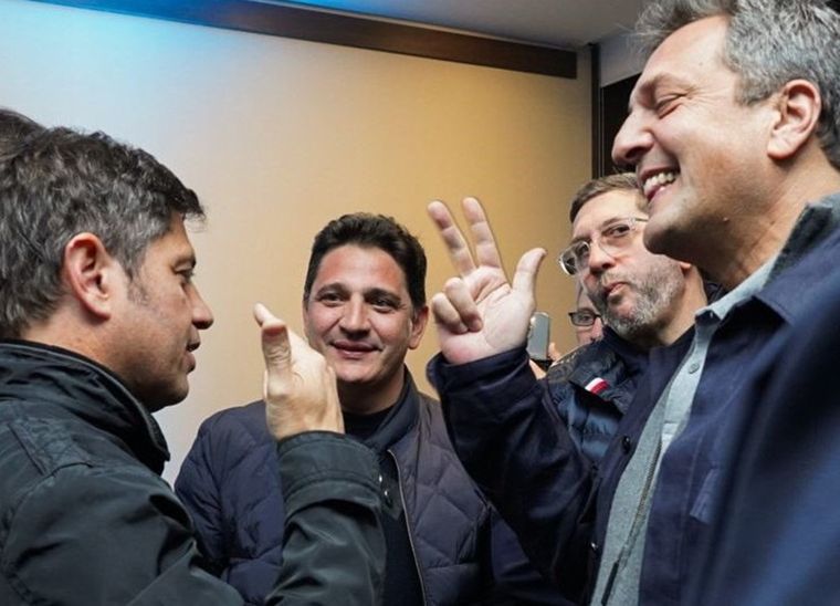 Axel Kicillof y Sergio Massa celebraron la victoria de Fuerza Patria en la provincia de Buenos Aires. Axel Kicillof y Sergio Massa celebraron la victoria de Fuerza Patria en la provincia de Buenos Aires.