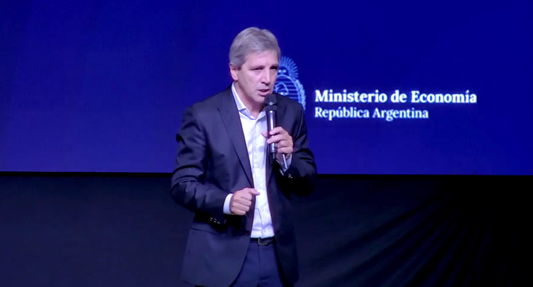 El ministro de Economía, Luis Caputo, tendrá que atender un nuevo frente con los bonistas que entraron al canje de 2005 en el Reino Unido y que ahora buscar cobrar por la causa conocida como Cupón PBI.