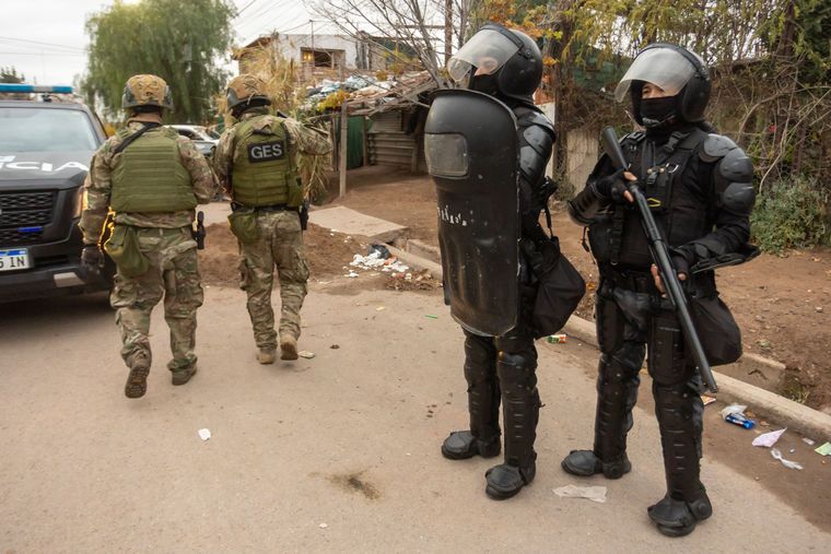 Los procedimientos permitieron desarticular una banda acusada de robar a choferes de aplicación. En total se realizaron 24 allanamientos.